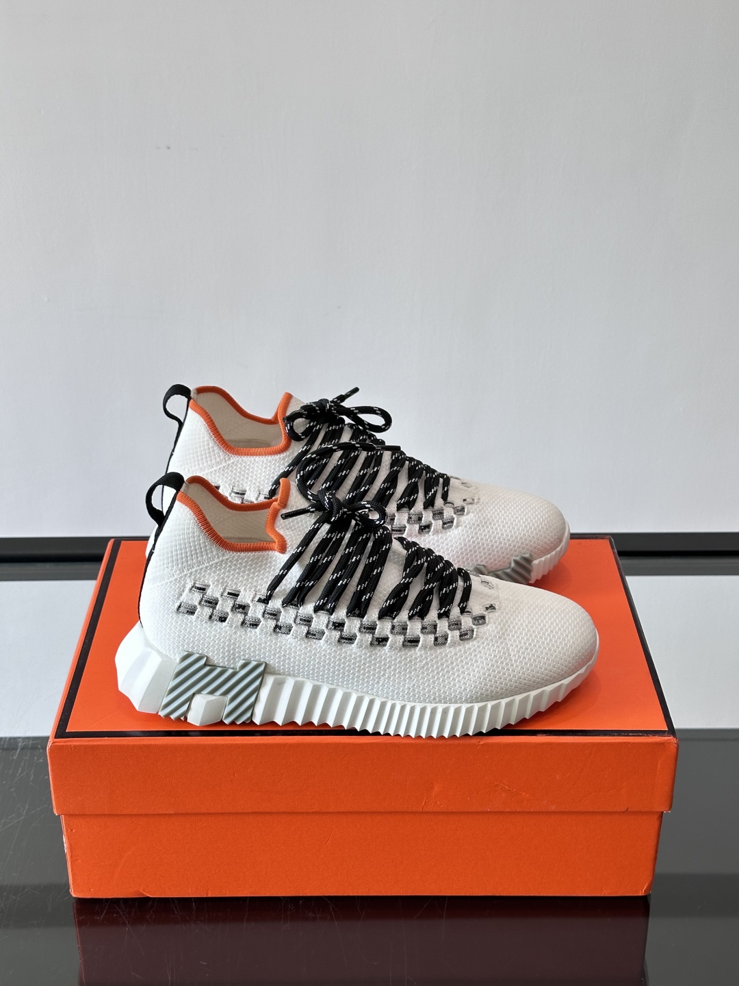 H爱马仕Flex免系带运动鞋👟鞋履系列针织免系带运动鞋，饰有编织Bolduc细节。轻盈鞋底装饰撞色图案，