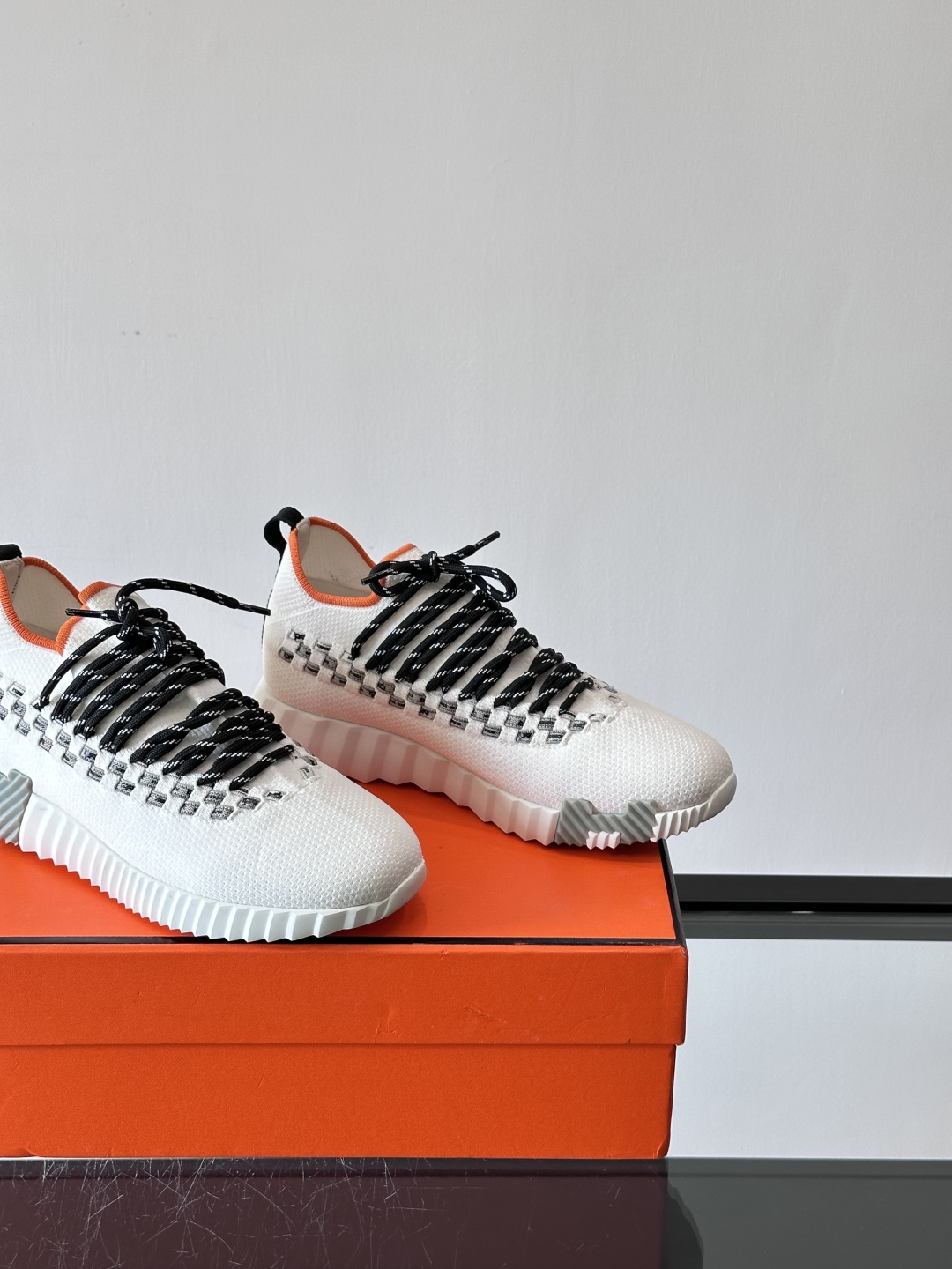 H爱马仕Flex免系带运动鞋👟鞋履系列针织免系带运动鞋，饰有编织Bolduc细节。轻盈鞋底装饰撞色图案，