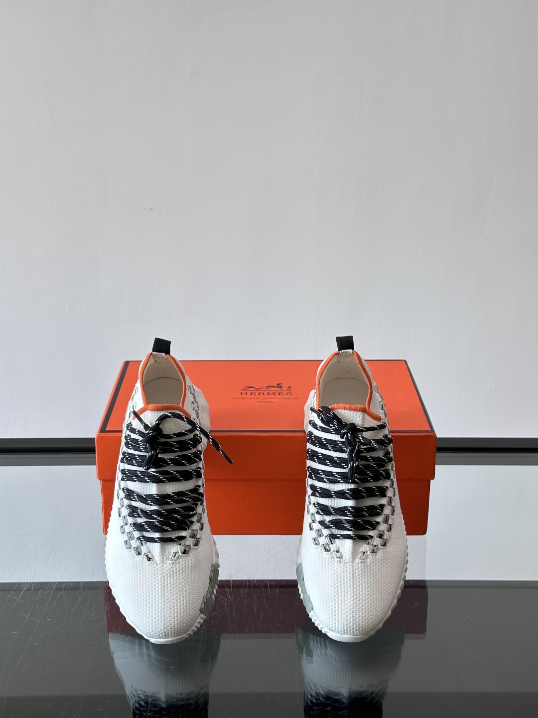 H爱马仕Flex免系带运动鞋👟鞋履系列针织免系带运动鞋，饰有编织Bolduc细节。轻盈鞋底装饰撞色图案，