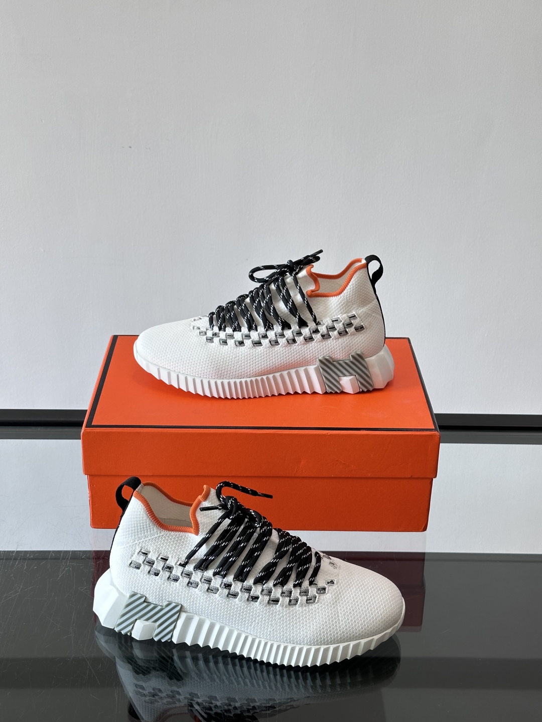 H爱马仕Flex免系带运动鞋👟鞋履系列针织免系带运动鞋，饰有编织Bolduc细节。轻盈鞋底装饰撞色图案，