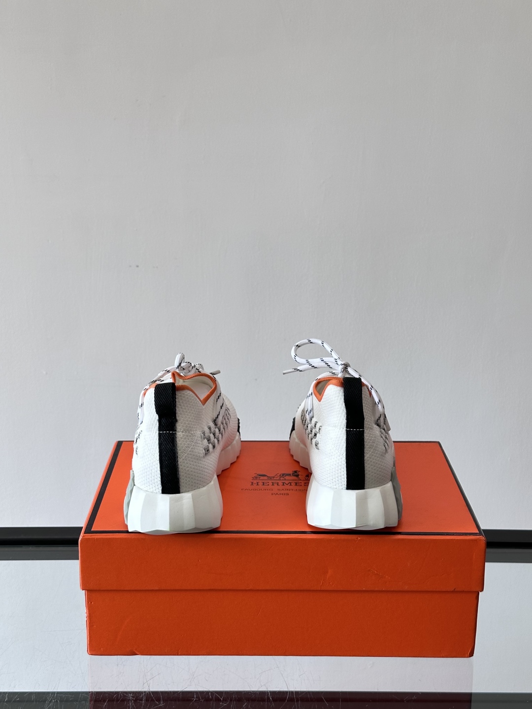H爱马仕Flex免系带运动鞋👟鞋履系列针织免系带运动鞋，饰有编织Bolduc细节。轻盈鞋底装饰撞色图案，