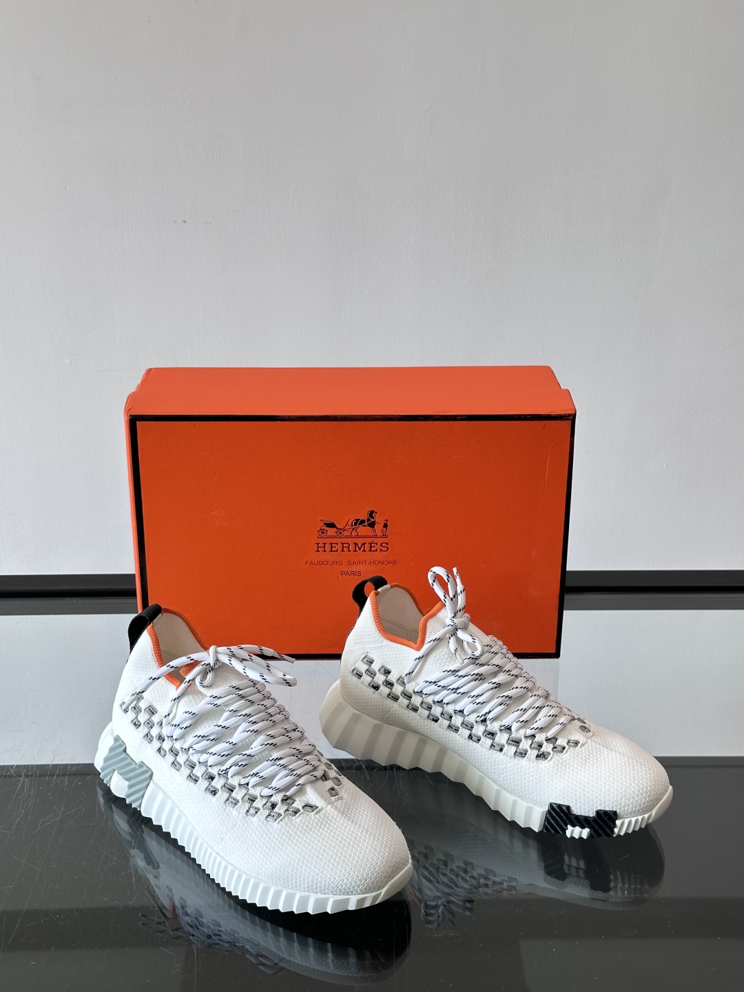 H爱马仕Flex免系带运动鞋👟鞋履系列针织免系带运动鞋，饰有编织Bolduc细节。轻盈鞋底装饰撞色图案，