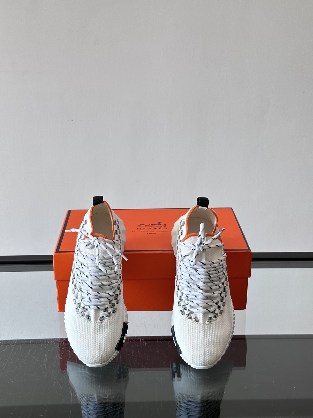 H爱马仕Flex免系带运动鞋👟鞋履系列针织免系带运动鞋，饰有编织Bolduc细节。轻盈鞋底装饰撞色图案，