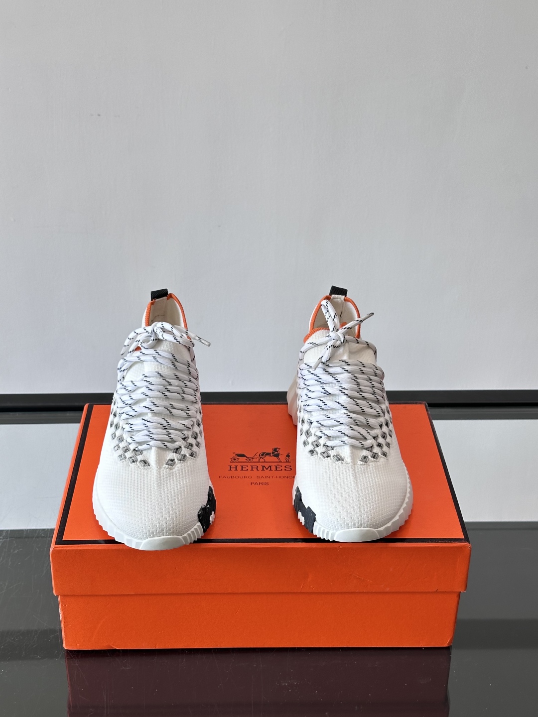 H爱马仕Flex免系带运动鞋👟鞋履系列针织免系带运动鞋，饰有编织Bolduc细节。轻盈鞋底装饰撞色图案，