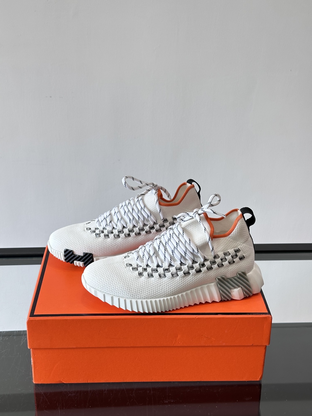 H爱马仕Flex免系带运动鞋👟鞋履系列针织免系带运动鞋，饰有编织Bolduc细节。轻盈鞋底装饰撞色图案，