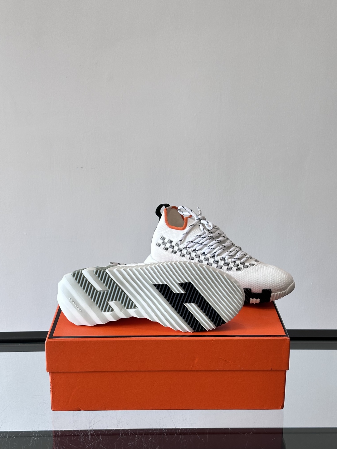 H爱马仕Flex免系带运动鞋👟鞋履系列针织免系带运动鞋，饰有编织Bolduc细节。轻盈鞋底装饰撞色图案，