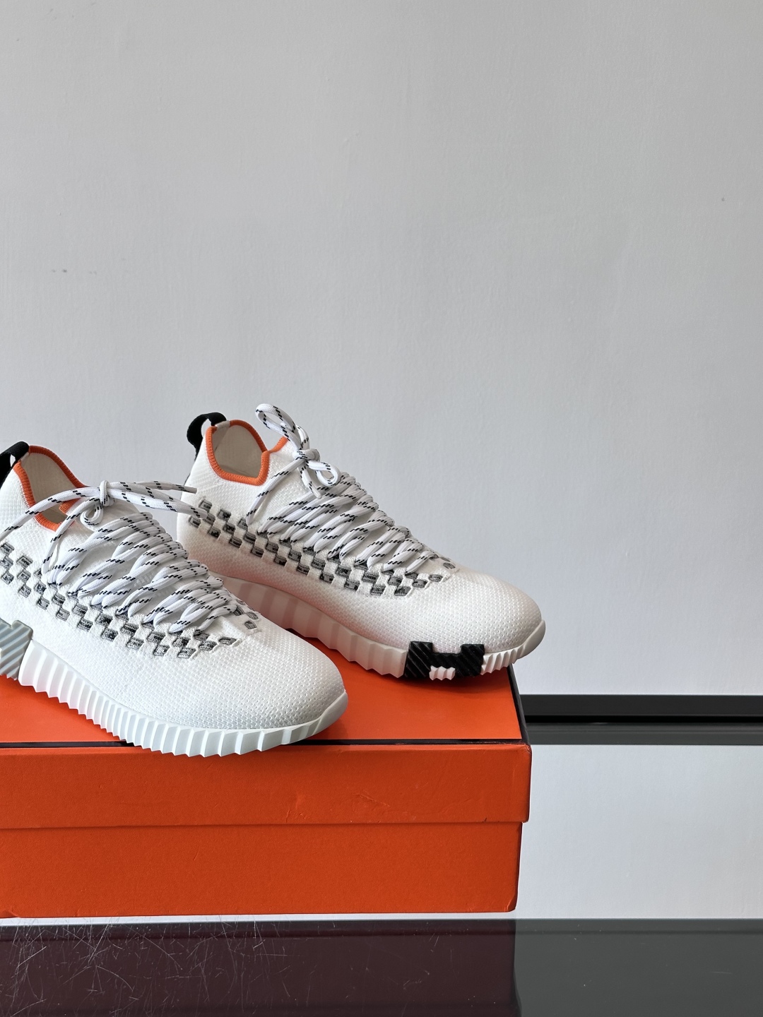 H爱马仕Flex免系带运动鞋👟鞋履系列针织免系带运动鞋，饰有编织Bolduc细节。轻盈鞋底装饰撞色图案，