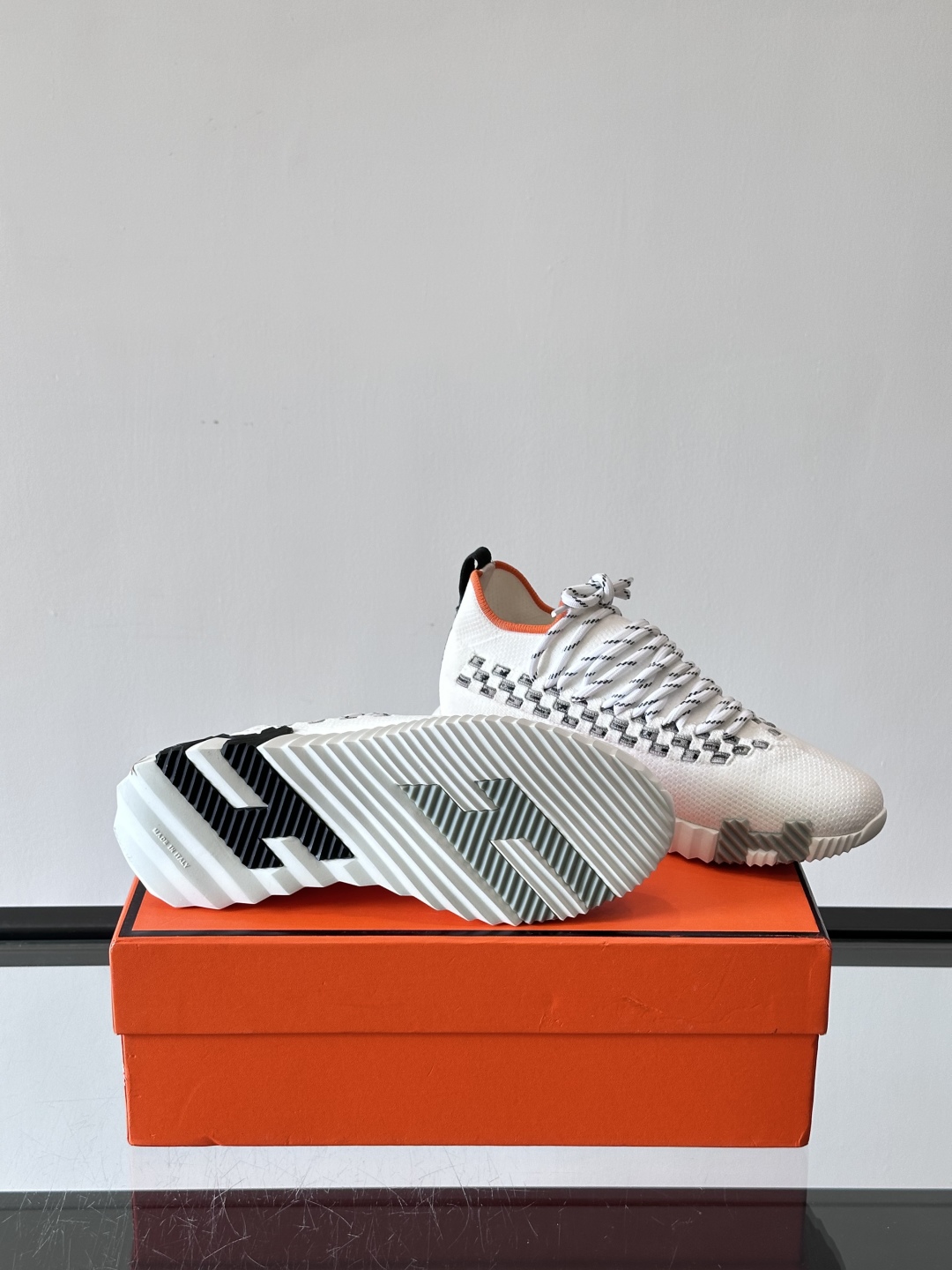 H爱马仕Flex免系带运动鞋👟鞋履系列针织免系带运动鞋，饰有编织Bolduc细节。轻盈鞋底装饰撞色图案，