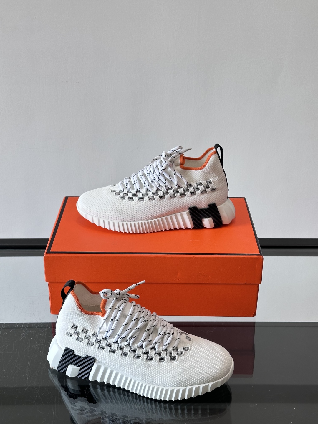 H爱马仕Flex免系带运动鞋👟鞋履系列针织免系带运动鞋，饰有编织Bolduc细节。轻盈鞋底装饰撞色图案，