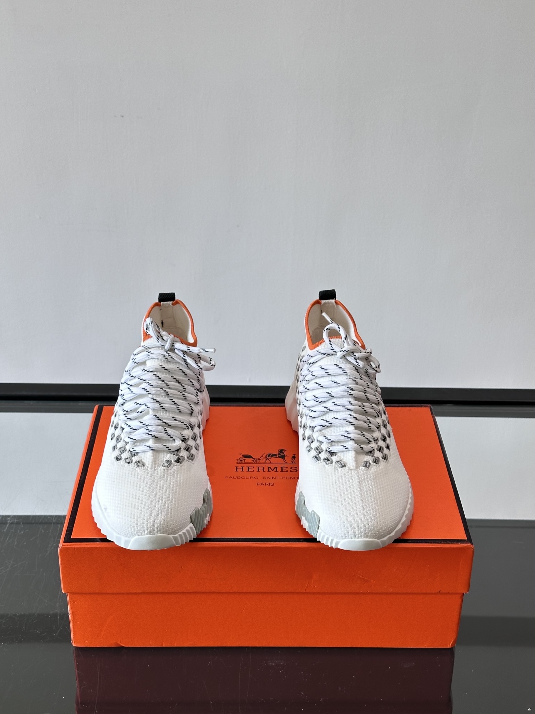 H爱马仕Flex免系带运动鞋👟鞋履系列针织免系带运动鞋，饰有编织Bolduc细节。轻盈鞋底装饰撞色图案，