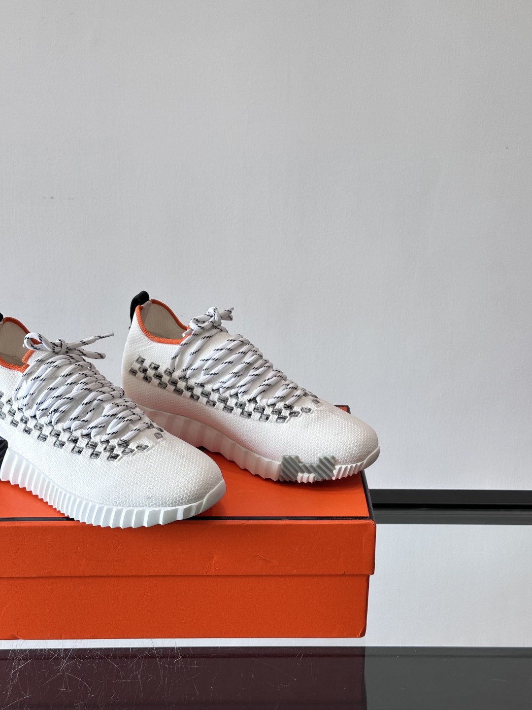 H爱马仕Flex免系带运动鞋👟鞋履系列针织免系带运动鞋，饰有编织Bolduc细节。轻盈鞋底装饰撞色图案，