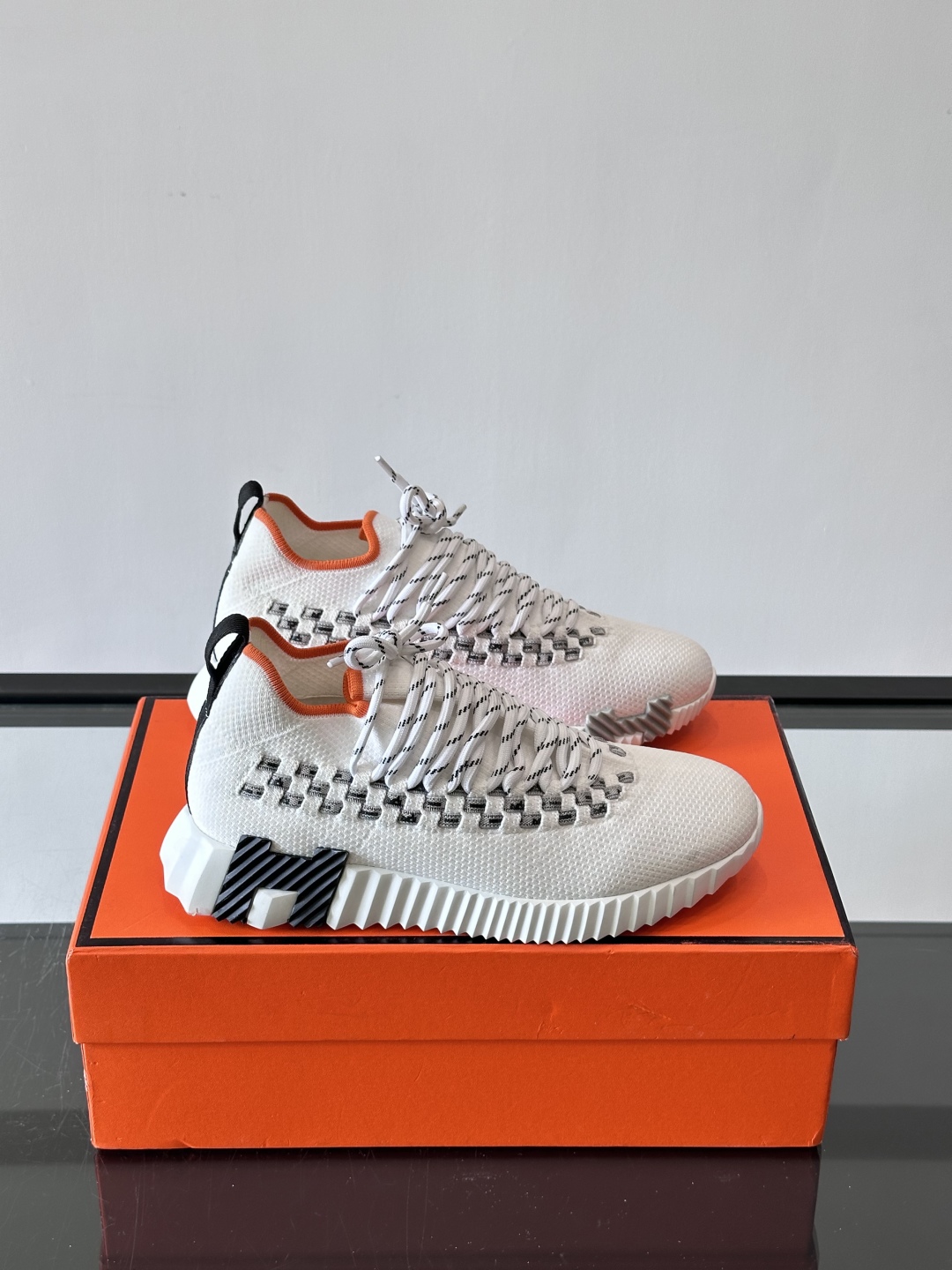 H爱马仕Flex免系带运动鞋👟鞋履系列针织免系带运动鞋，饰有编织Bolduc细节。轻盈鞋底装饰撞色图案，