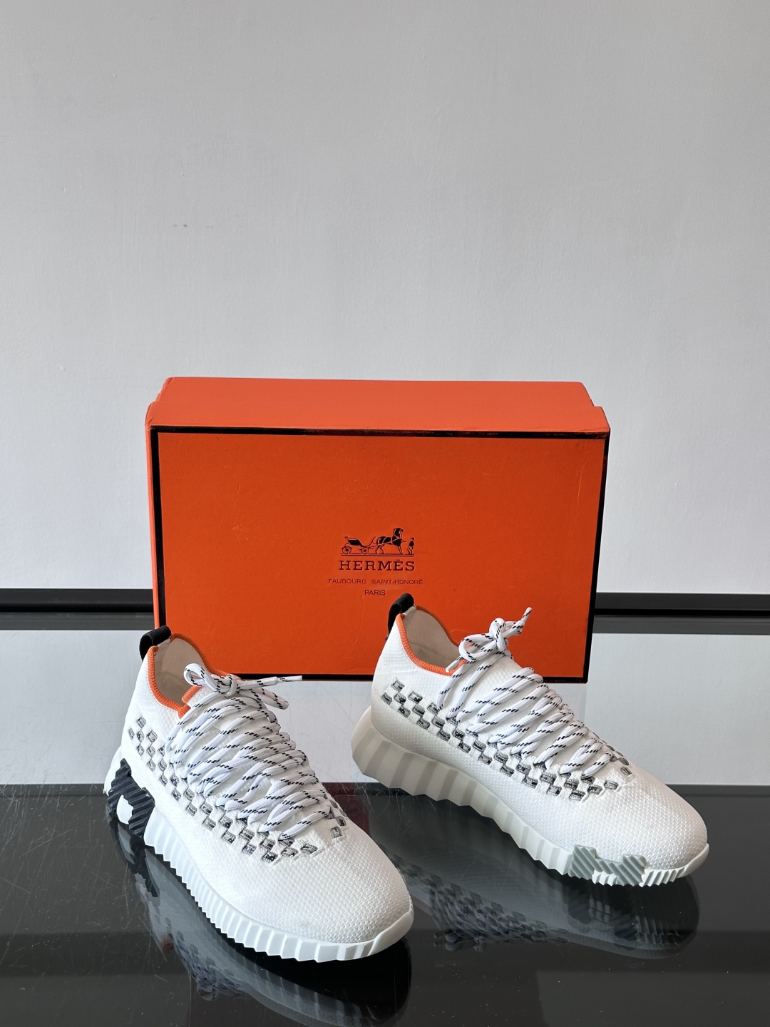 H爱马仕Flex免系带运动鞋👟鞋履系列针织免系带运动鞋，饰有编织Bolduc细节。轻盈鞋底装饰撞色图案，