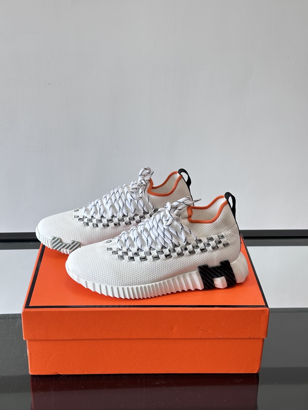 H爱马仕Flex免系带运动鞋👟鞋履系列针织免系带运动鞋，饰有编织Bolduc细节。轻盈鞋底装饰撞色图案，
