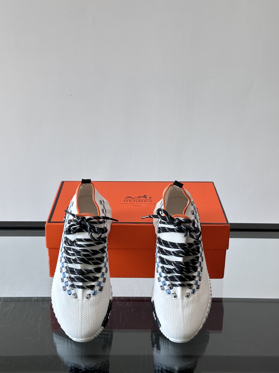H爱马仕Flex免系带运动鞋👟鞋履系列针织免系带运动鞋，饰有编织Bolduc细节。轻盈鞋底装饰撞色图案，