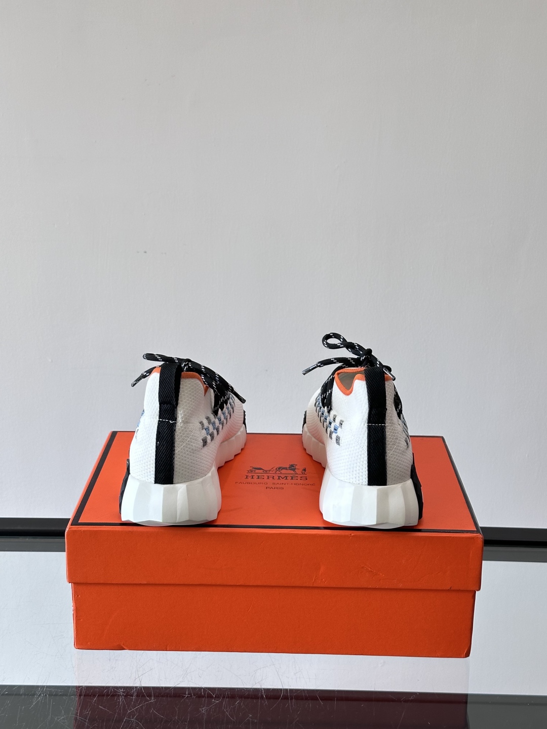 H爱马仕Flex免系带运动鞋👟鞋履系列针织免系带运动鞋，饰有编织Bolduc细节。轻盈鞋底装饰撞色图案，