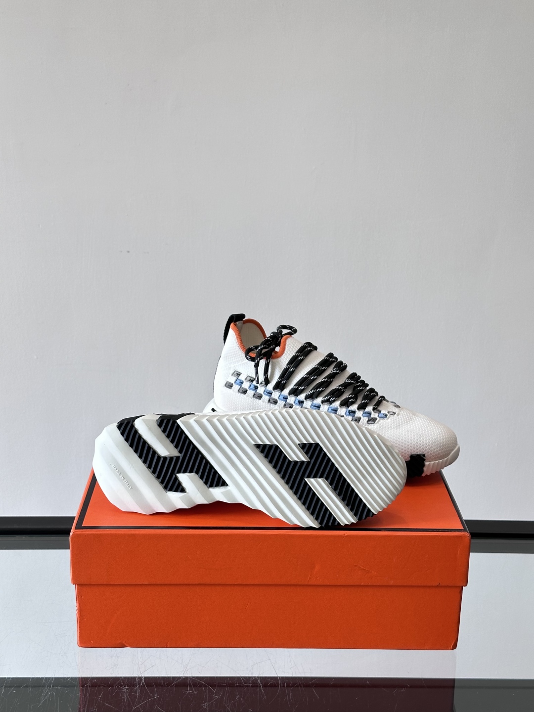 H爱马仕Flex免系带运动鞋👟鞋履系列针织免系带运动鞋，饰有编织Bolduc细节。轻盈鞋底装饰撞色图案，