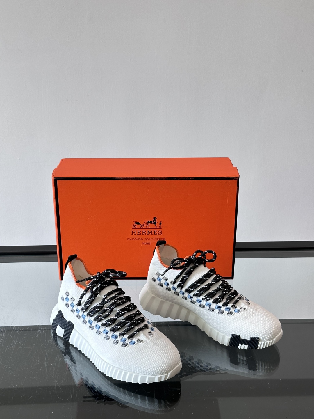 H爱马仕Flex免系带运动鞋👟鞋履系列针织免系带运动鞋，饰有编织Bolduc细节。轻盈鞋底装饰撞色图案，