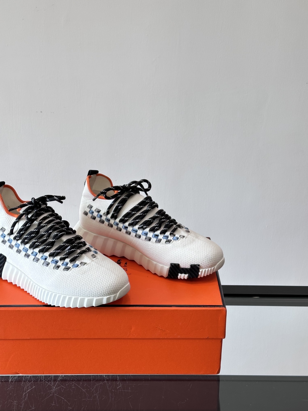 H爱马仕Flex免系带运动鞋👟鞋履系列针织免系带运动鞋，饰有编织Bolduc细节。轻盈鞋底装饰撞色图案，