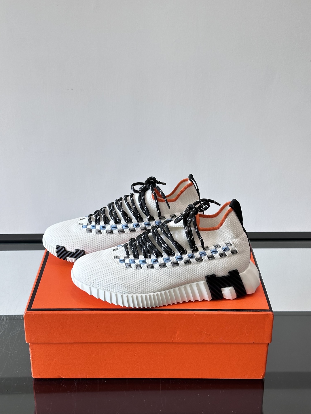 H爱马仕Flex免系带运动鞋👟鞋履系列针织免系带运动鞋，饰有编织Bolduc细节。轻盈鞋底装饰撞色图案，