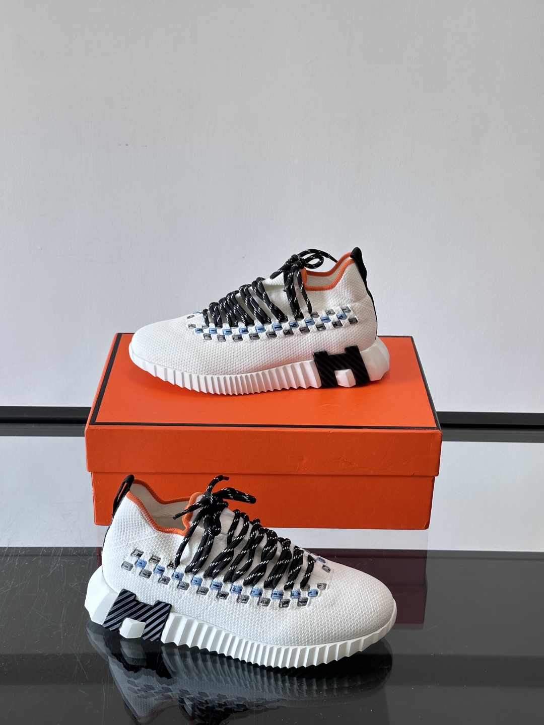 H爱马仕Flex免系带运动鞋👟鞋履系列针织免系带运动鞋，饰有编织Bolduc细节。轻盈鞋底装饰撞色图案，