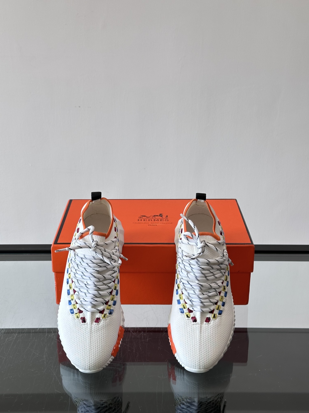 H爱马仕Flex免系带运动鞋👟鞋履系列针织免系带运动鞋，饰有编织Bolduc细节。轻盈鞋底装饰撞色图案，