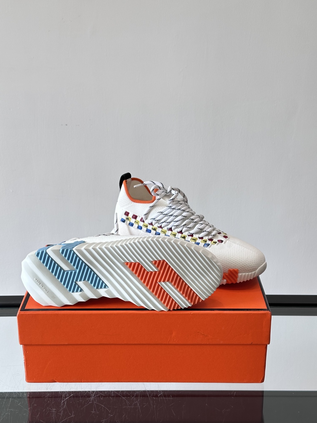 H爱马仕Flex免系带运动鞋👟鞋履系列针织免系带运动鞋，饰有编织Bolduc细节。轻盈鞋底装饰撞色图案，