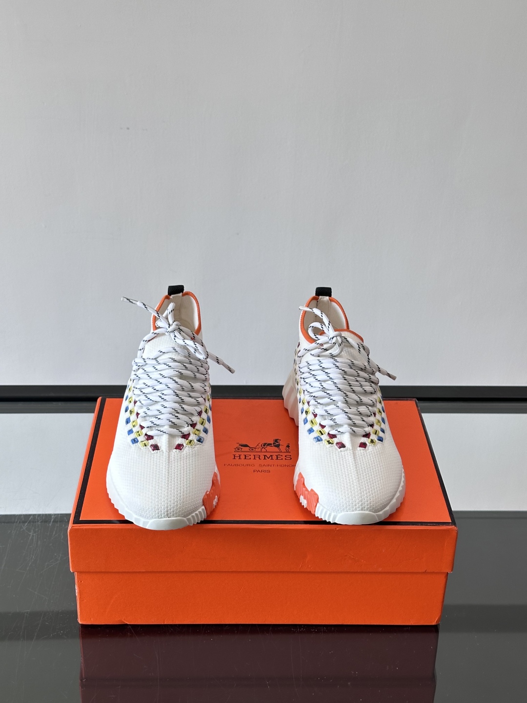 H爱马仕Flex免系带运动鞋👟鞋履系列针织免系带运动鞋，饰有编织Bolduc细节。轻盈鞋底装饰撞色图案，