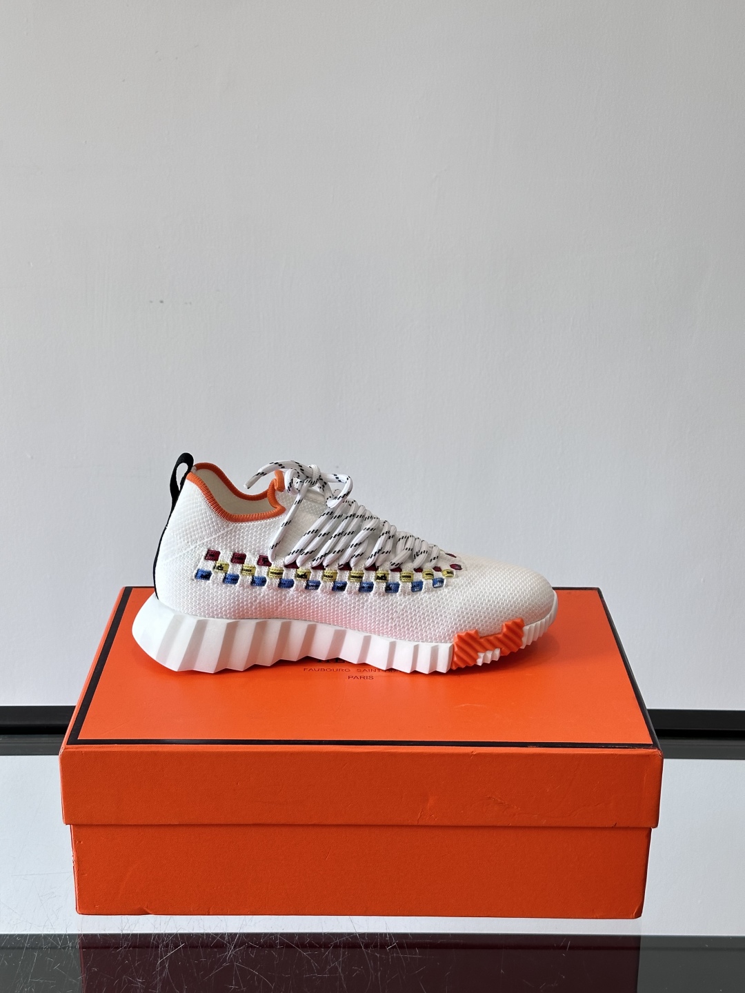 H爱马仕Flex免系带运动鞋👟鞋履系列针织免系带运动鞋，饰有编织Bolduc细节。轻盈鞋底装饰撞色图案，