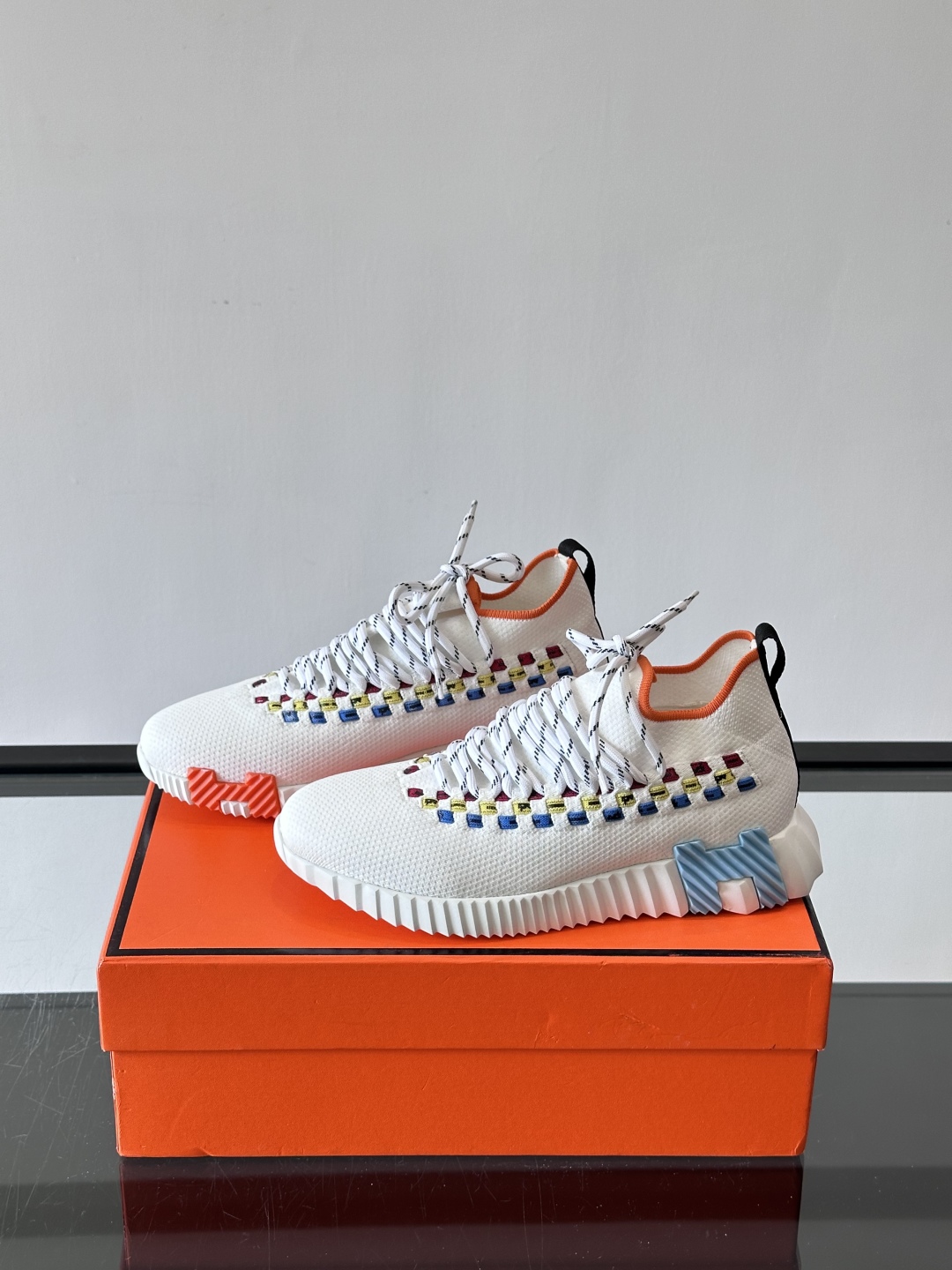 H爱马仕Flex免系带运动鞋👟鞋履系列针织免系带运动鞋，饰有编织Bolduc细节。轻盈鞋底装饰撞色图案，