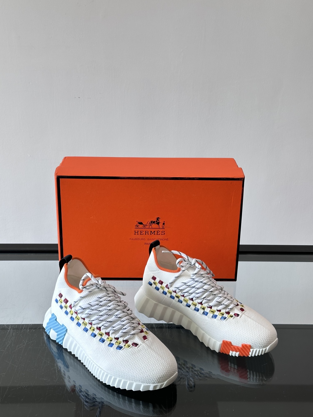 H爱马仕Flex免系带运动鞋👟鞋履系列针织免系带运动鞋，饰有编织Bolduc细节。轻盈鞋底装饰撞色图案，