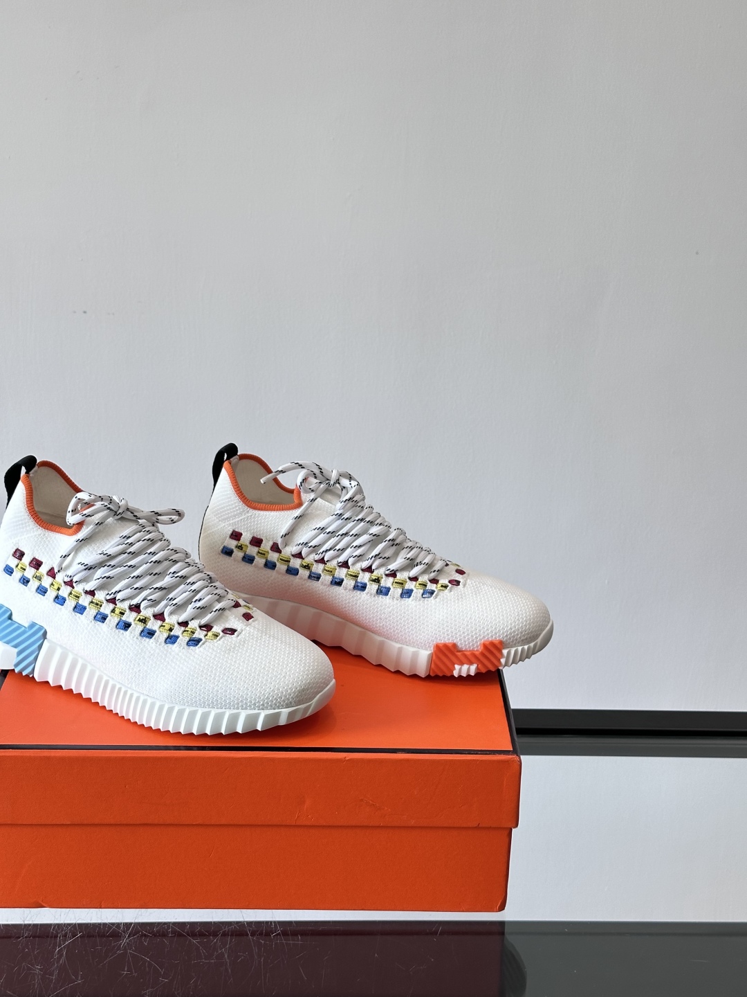 H爱马仕Flex免系带运动鞋👟鞋履系列针织免系带运动鞋，饰有编织Bolduc细节。轻盈鞋底装饰撞色图案，