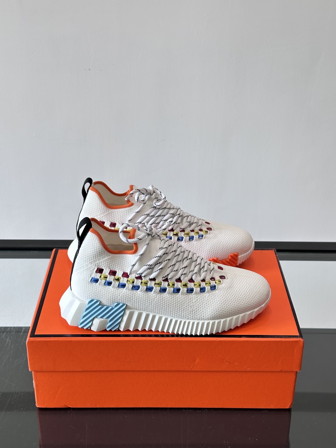 H爱马仕Flex免系带运动鞋👟鞋履系列针织免系带运动鞋，饰有编织Bolduc细节。轻盈鞋底装饰撞色图案，