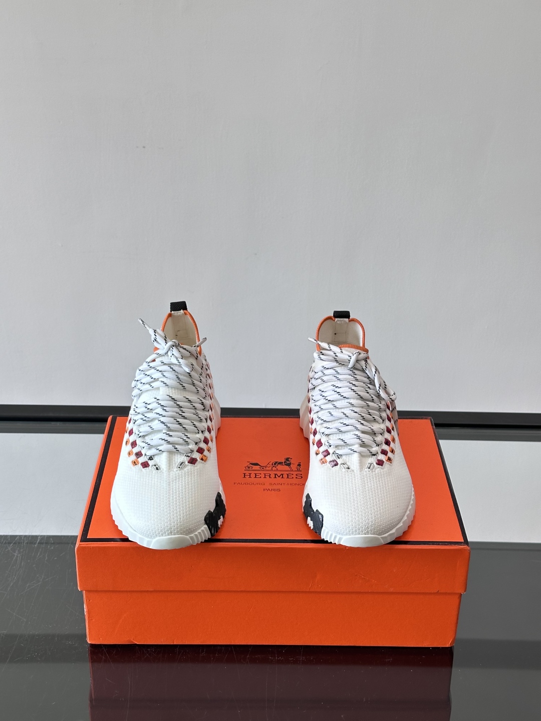 H爱马仕Flex免系带运动鞋👟鞋履系列针织免系带运动鞋，饰有编织Bolduc细节。轻盈鞋底装饰撞色图案，