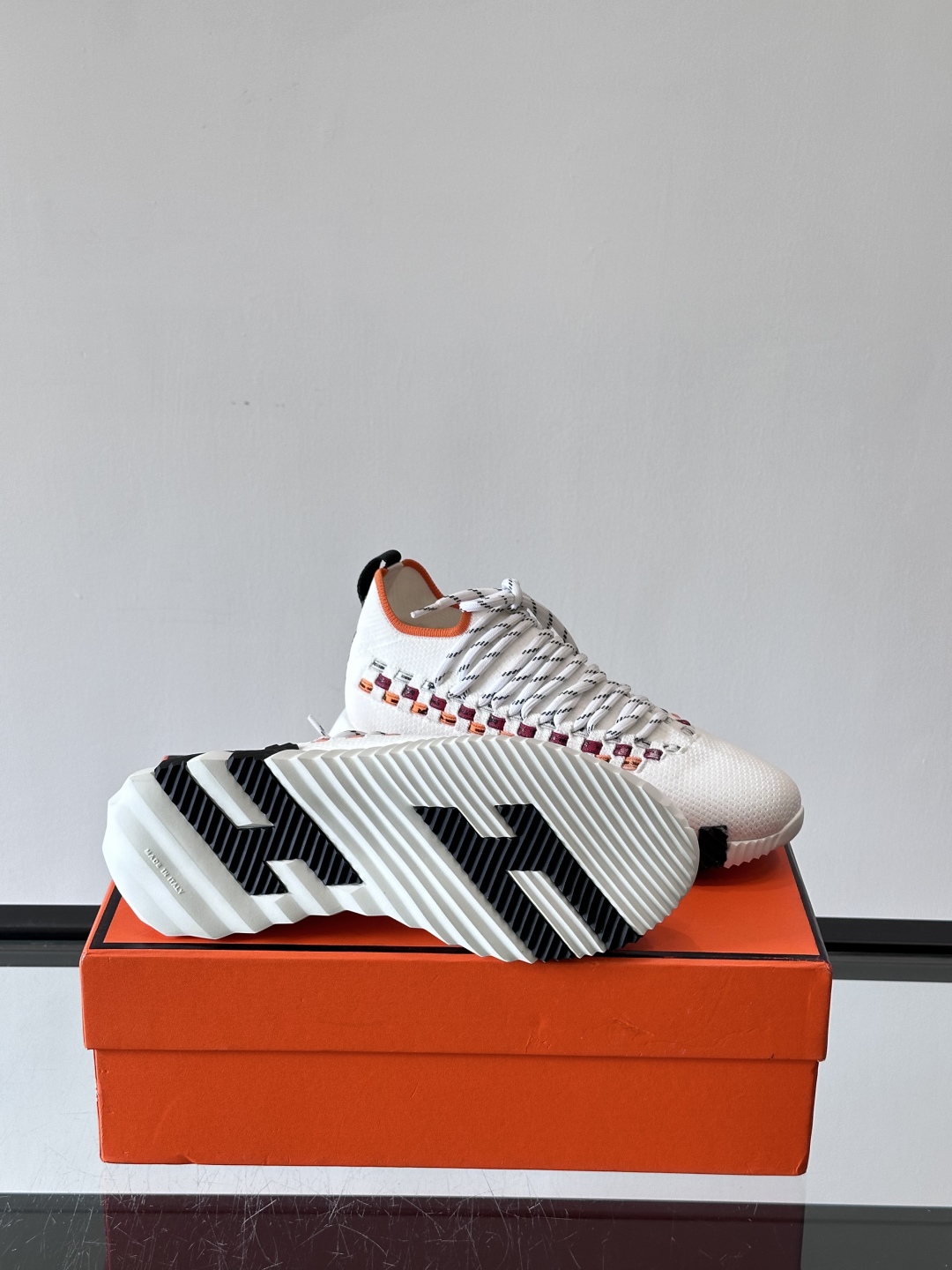 H爱马仕Flex免系带运动鞋👟鞋履系列针织免系带运动鞋，饰有编织Bolduc细节。轻盈鞋底装饰撞色图案，