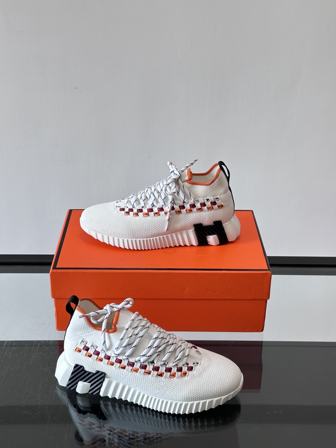 H爱马仕Flex免系带运动鞋👟鞋履系列针织免系带运动鞋，饰有编织Bolduc细节。轻盈鞋底装饰撞色图案，