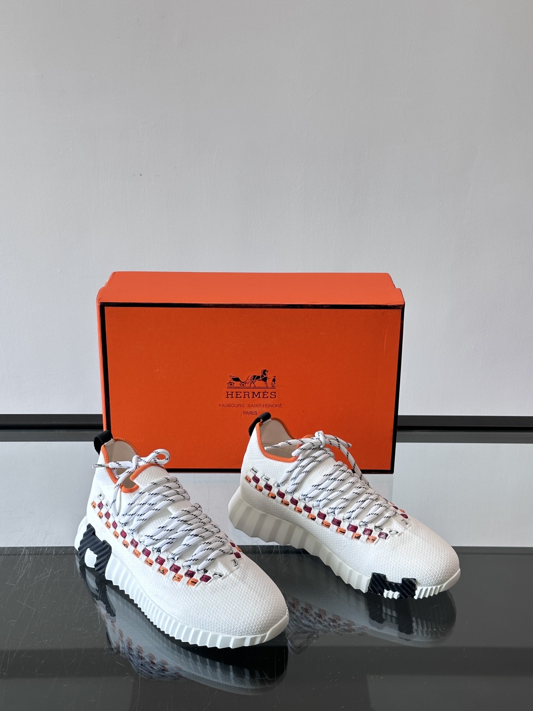 H爱马仕Flex免系带运动鞋👟鞋履系列针织免系带运动鞋，饰有编织Bolduc细节。轻盈鞋底装饰撞色图案，
