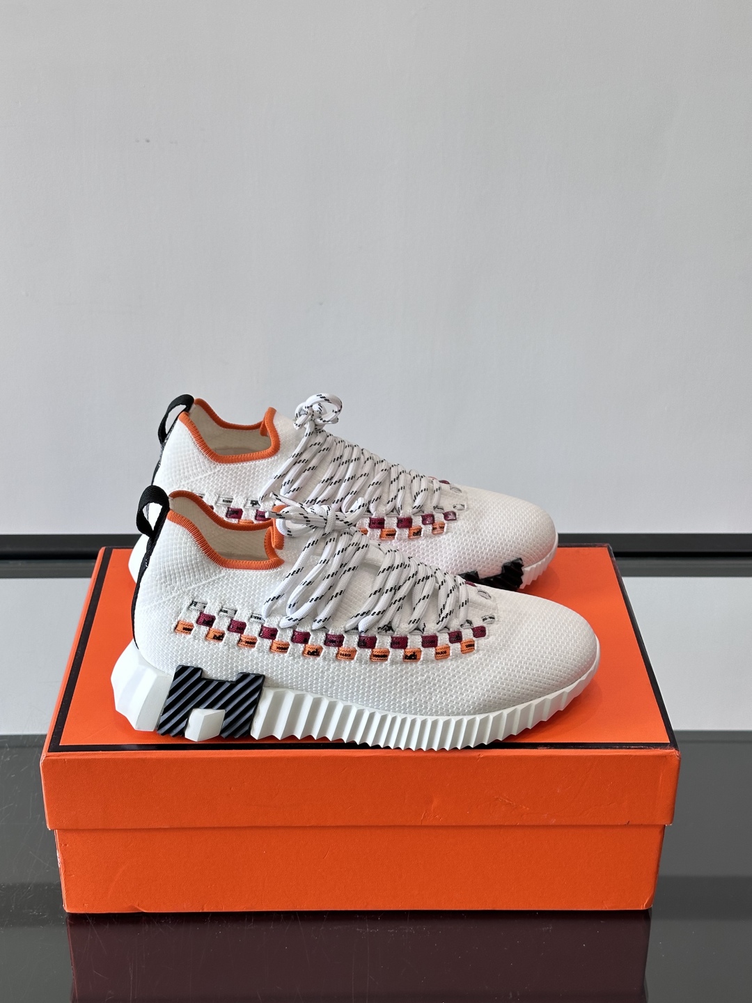 H爱马仕Flex免系带运动鞋👟鞋履系列针织免系带运动鞋，饰有编织Bolduc细节。轻盈鞋底装饰撞色图案，