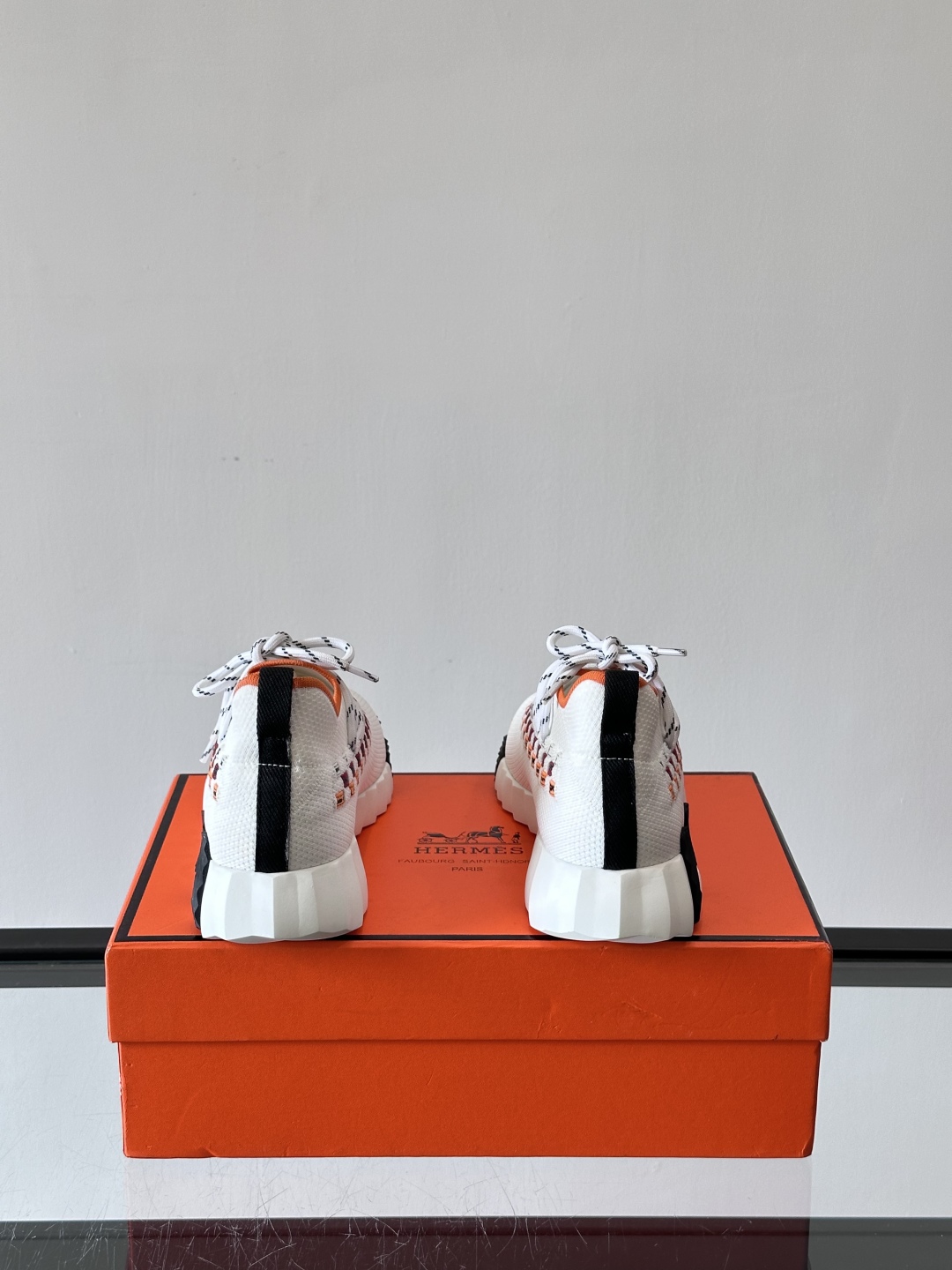 H爱马仕Flex免系带运动鞋👟鞋履系列针织免系带运动鞋，饰有编织Bolduc细节。轻盈鞋底装饰撞色图案，