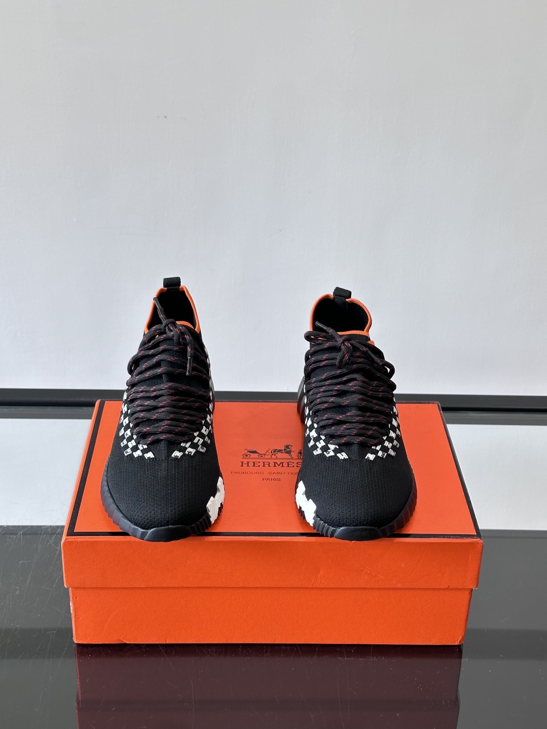 H爱马仕Flex免系带运动鞋👟鞋履系列针织免系带运动鞋，饰有编织Bolduc细节。轻盈鞋底装饰撞色图案，