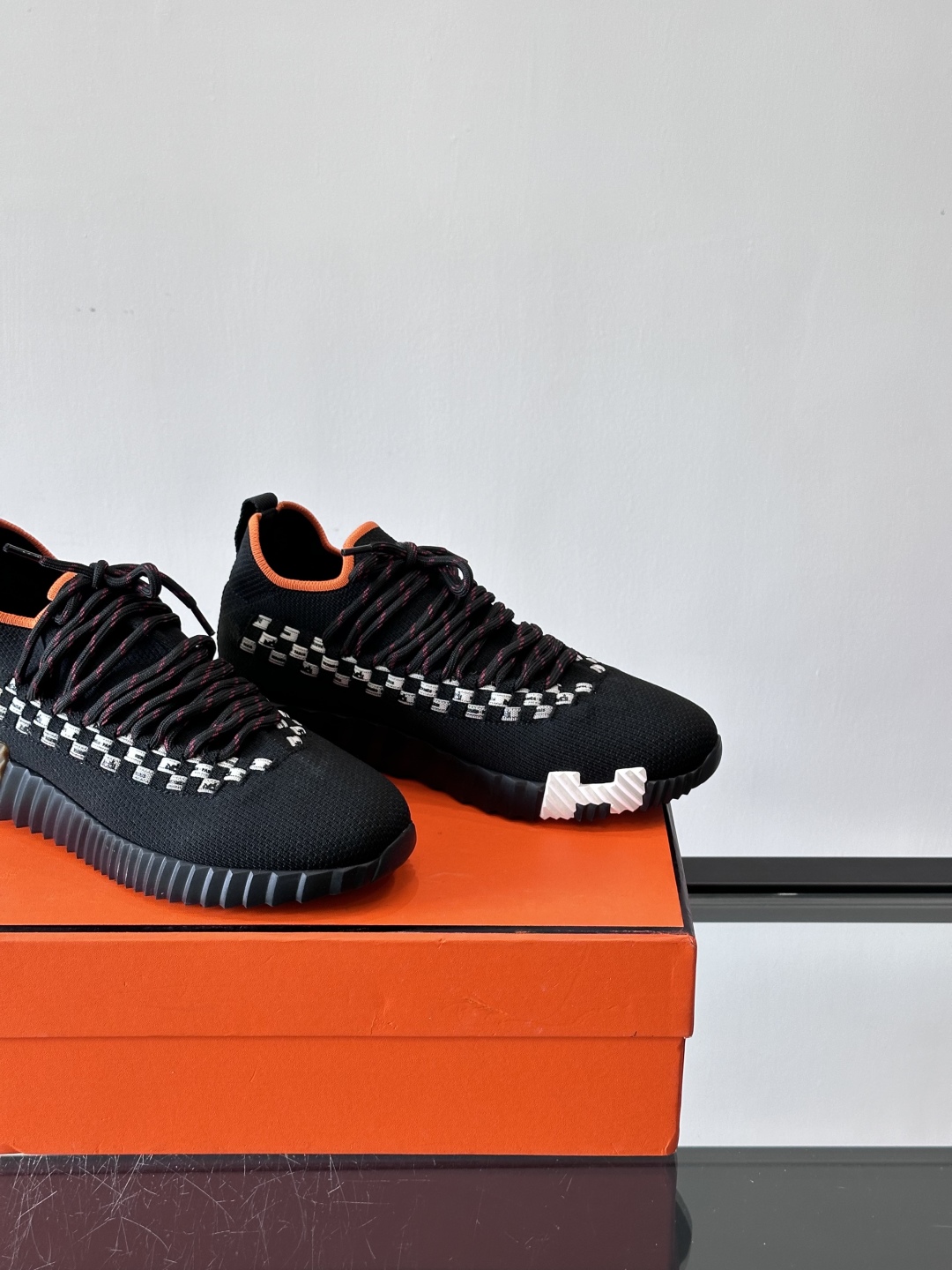 H爱马仕Flex免系带运动鞋👟鞋履系列针织免系带运动鞋，饰有编织Bolduc细节。轻盈鞋底装饰撞色图案，