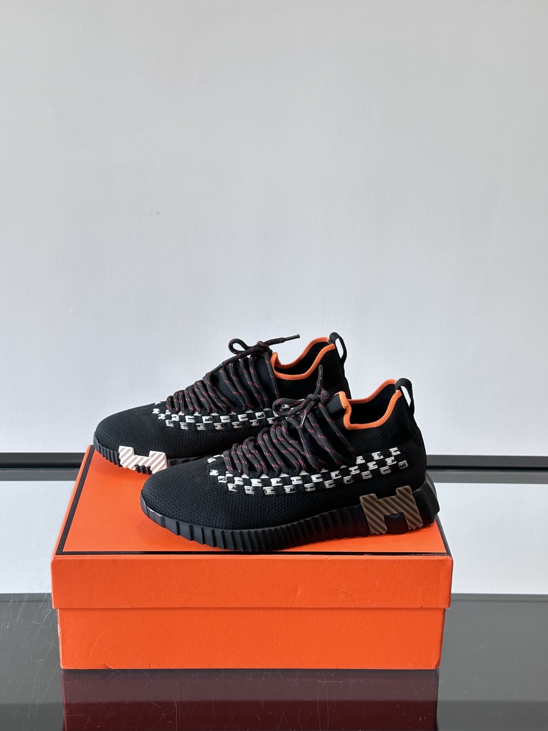 H爱马仕Flex免系带运动鞋👟鞋履系列针织免系带运动鞋，饰有编织Bolduc细节。轻盈鞋底装饰撞色图案，