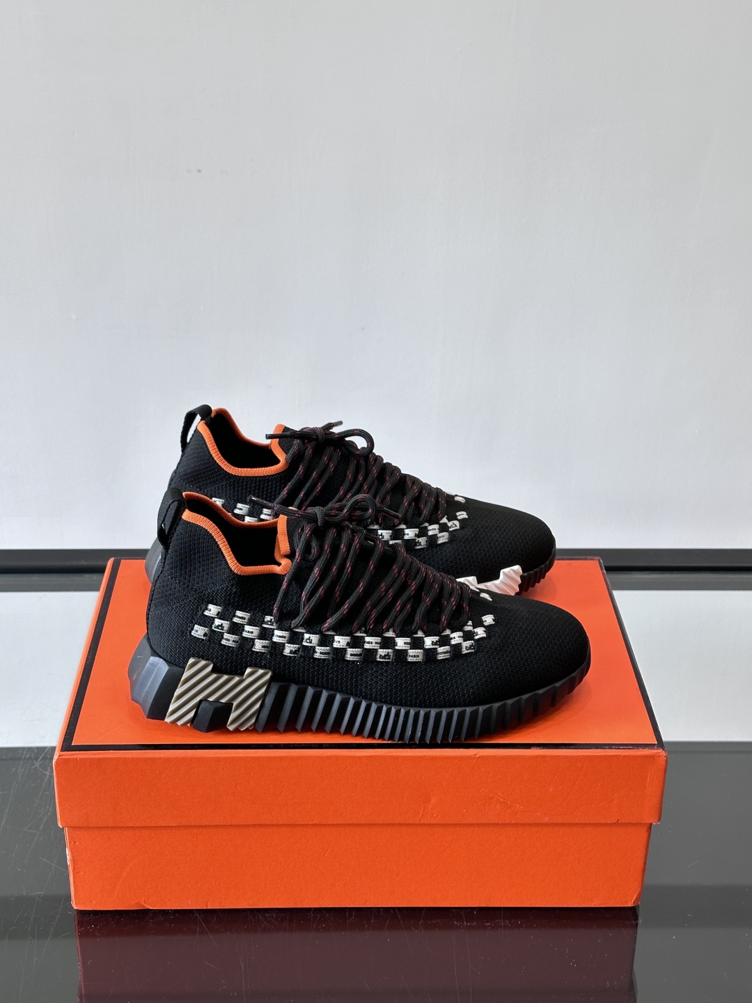 H爱马仕Flex免系带运动鞋👟鞋履系列针织免系带运动鞋，饰有编织Bolduc细节。轻盈鞋底装饰撞色图案，