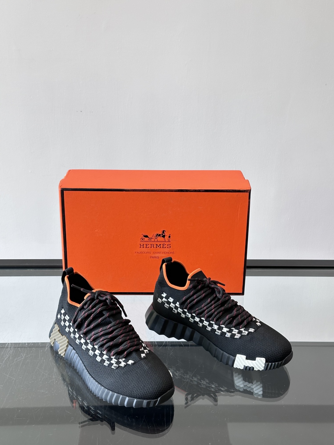 H爱马仕Flex免系带运动鞋👟鞋履系列针织免系带运动鞋，饰有编织Bolduc细节。轻盈鞋底装饰撞色图案，