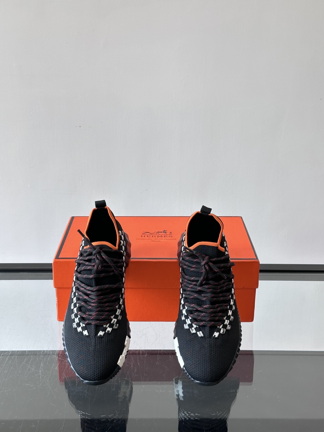 H爱马仕Flex免系带运动鞋👟鞋履系列针织免系带运动鞋，饰有编织Bolduc细节。轻盈鞋底装饰撞色图案，