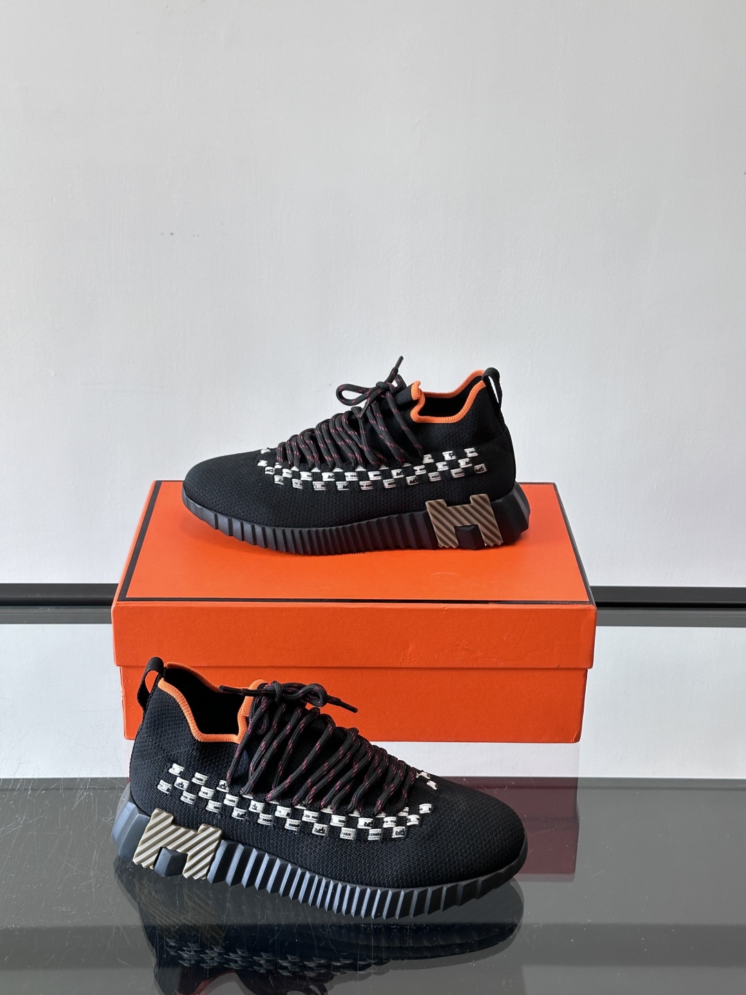 H爱马仕Flex免系带运动鞋👟鞋履系列针织免系带运动鞋，饰有编织Bolduc细节。轻盈鞋底装饰撞色图案，