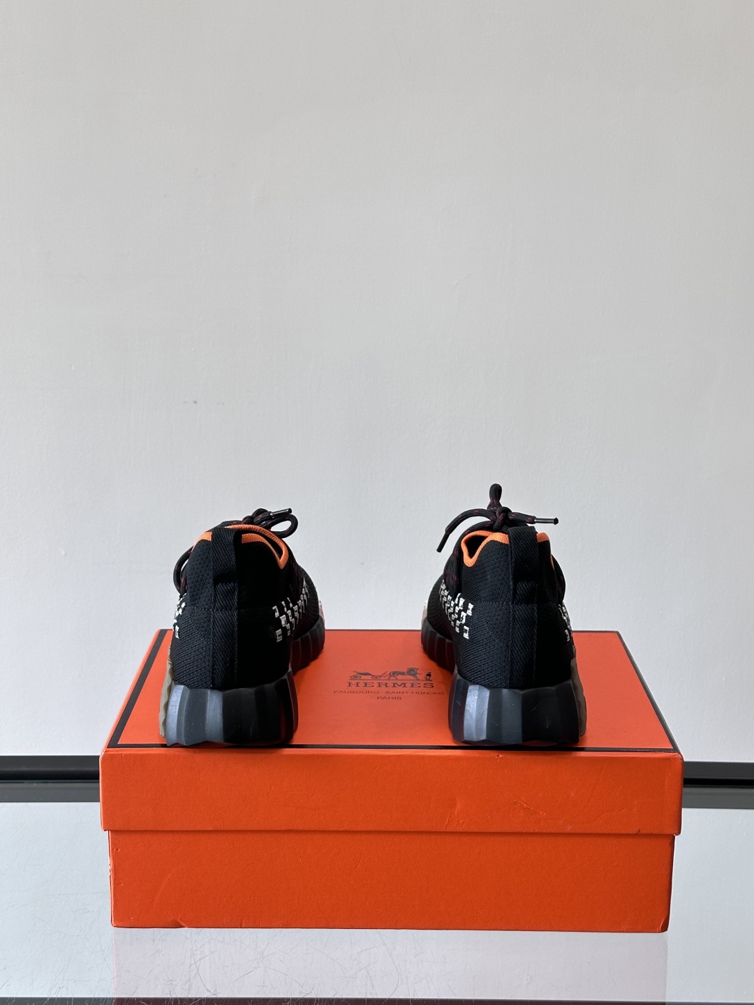 H爱马仕Flex免系带运动鞋👟鞋履系列针织免系带运动鞋，饰有编织Bolduc细节。轻盈鞋底装饰撞色图案，