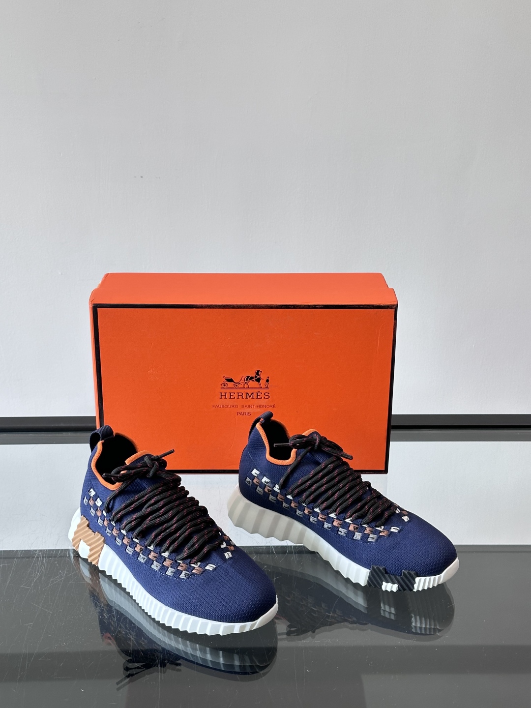 H爱马仕Flex免系带运动鞋👟鞋履系列针织免系带运动鞋，饰有编织Bolduc细节。轻盈鞋底装饰撞色图案，