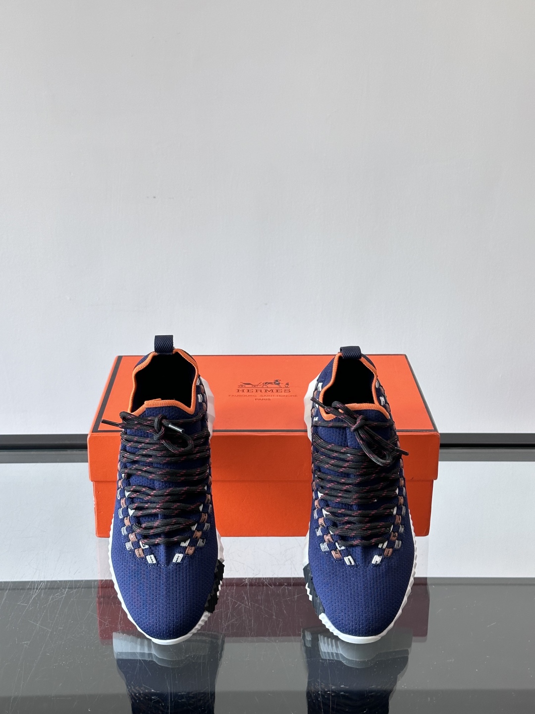 H爱马仕Flex免系带运动鞋👟鞋履系列针织免系带运动鞋，饰有编织Bolduc细节。轻盈鞋底装饰撞色图案，