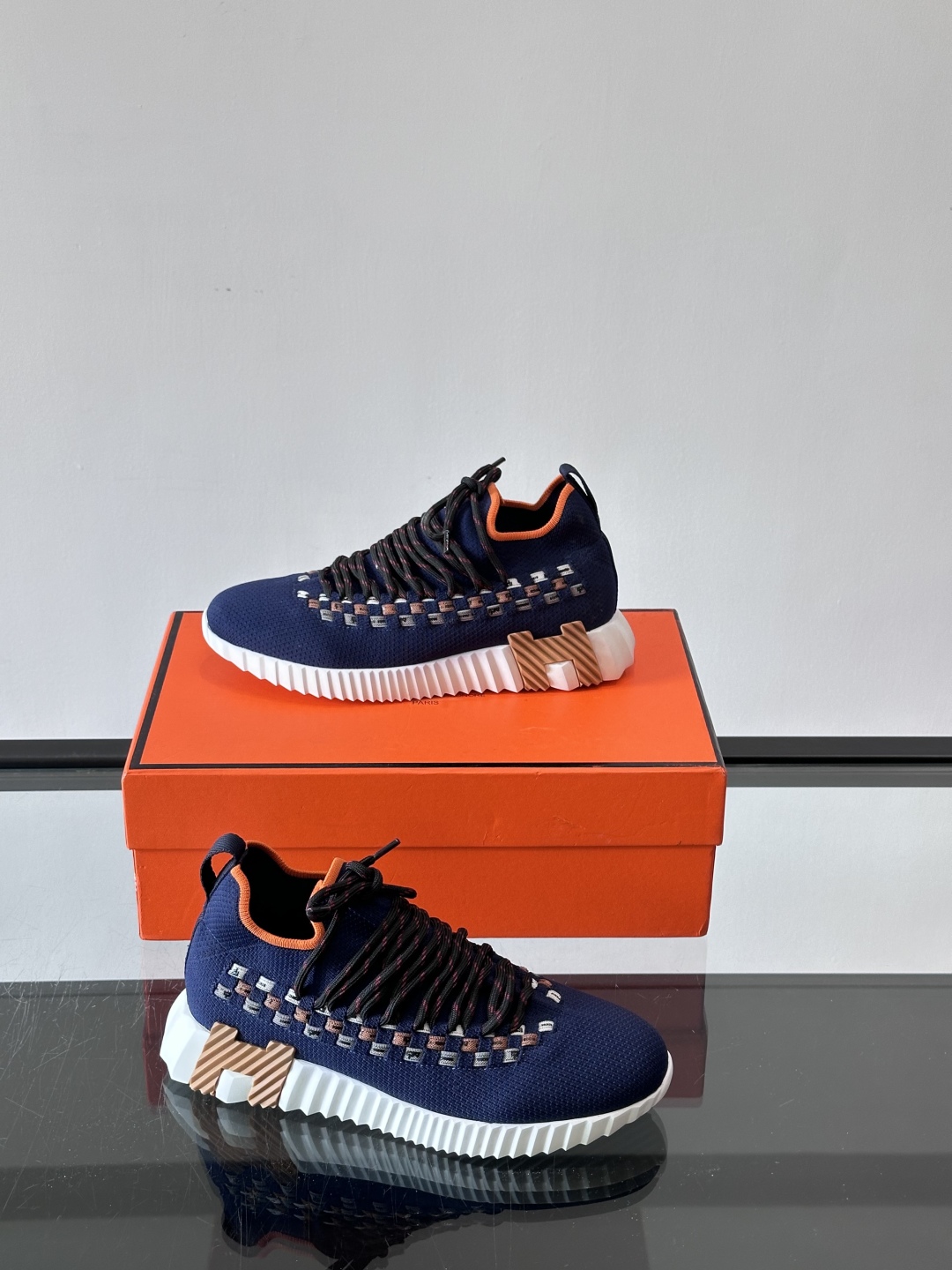 H爱马仕Flex免系带运动鞋👟鞋履系列针织免系带运动鞋，饰有编织Bolduc细节。轻盈鞋底装饰撞色图案，